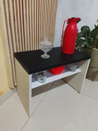 Mesa de centro na cor preta com detalhes branco