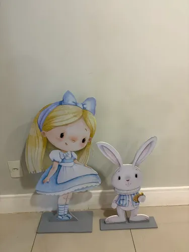 Totem de alice no país das maravilhas