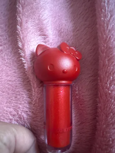 Óleo labial Bruna Tavares hello kitty na cor vermelha