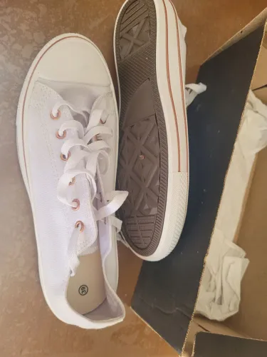 Tenis branco sem uso(novo)número 39