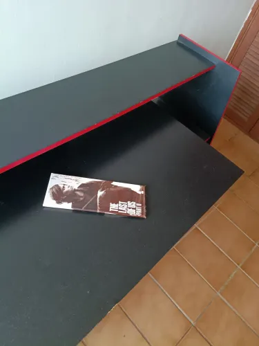 Mesa gamer ou escritório.