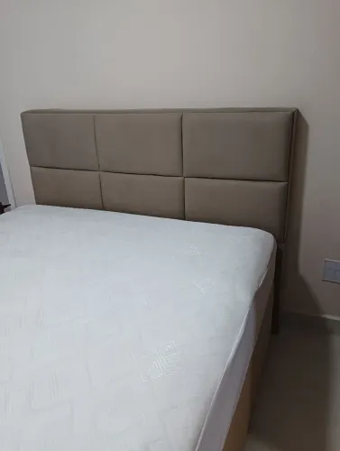 Cabeceira de cama bege aveludada "Queen" nova