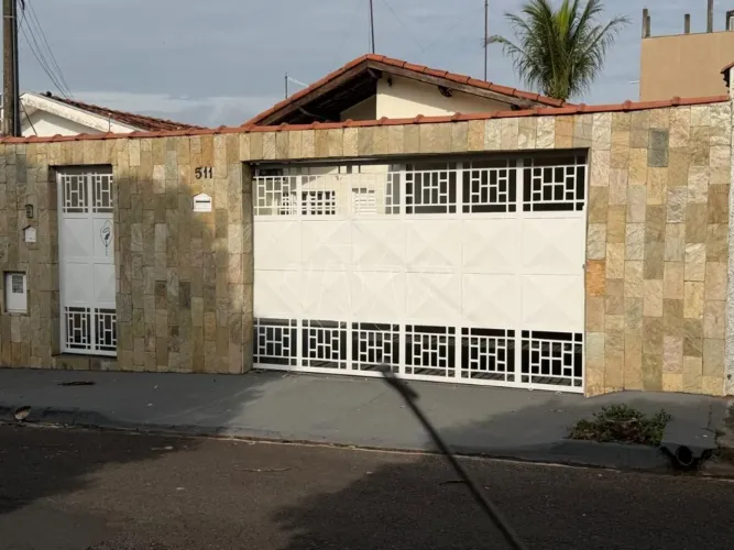Locação de Casas / Padrão na cidade de Araraquara
