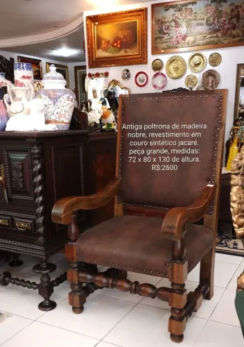 Poltrona trono antiga, em madeira nobre, estofamento sintético.