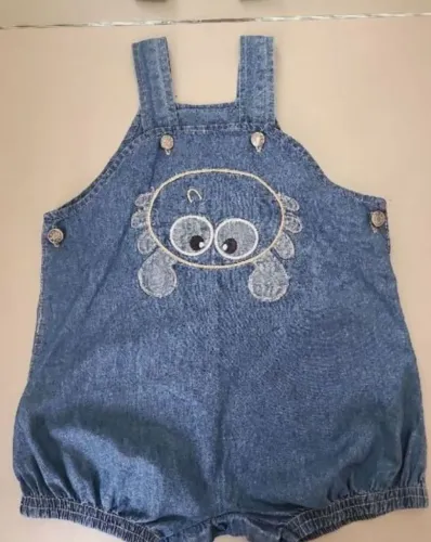 Jardineira jeans infantil