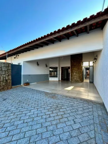 CASA AMPLA COM ÁREA DE LAZER COMPLETA EM LOCALIZAÇÃO PRIVILEGIADA