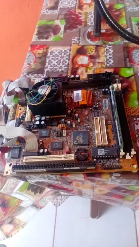 Placa mãe antiga m748 processador celeron 533mhz e 128 ram cooler e rabichos