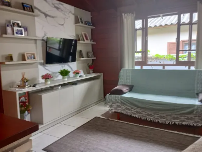 Linda casa na praia de Zimbros em Bombinhas para temporada!!