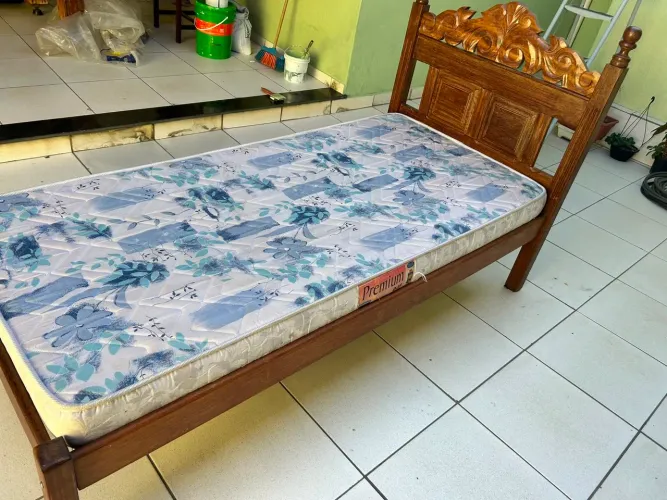 Vendo 2 camas de solteiro com colchão de sucupira