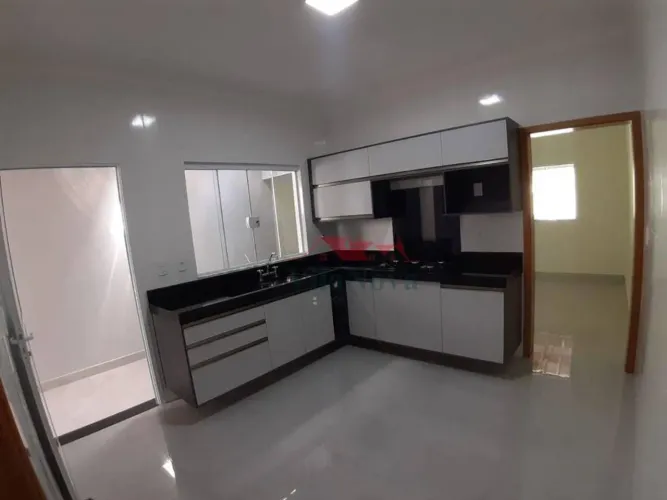 CASA NOVA 39 EM BAIRRO NOBRE. CASA 3 QTS, SENDO 1 SUÍTE, CHURRASQUEIRA E 2 VAGAS COBERTAS