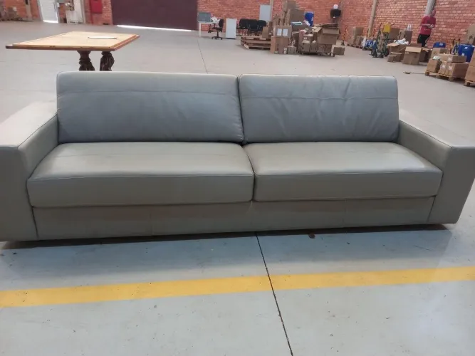 Sofá de Couro marca Salvadore