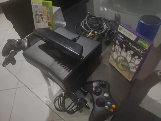 Xbox 360 4GB com Kinect com mais de 35 jogos 2 controles só R$ 520,00 