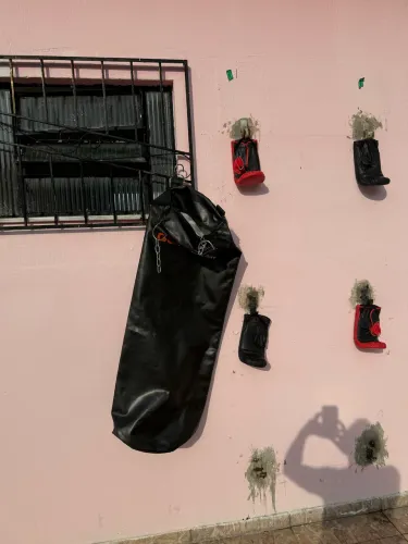 Saco de pancada e 2 pares de luva pra box