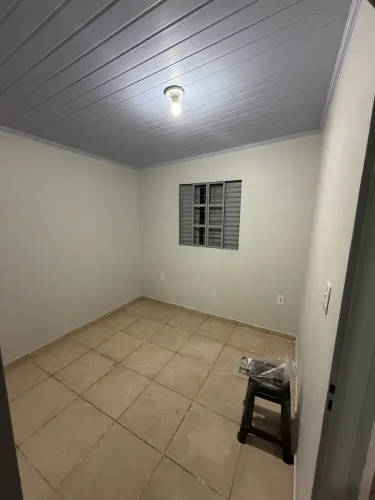 Alugo casa recém reformada