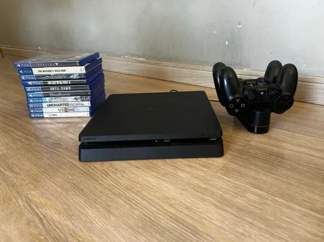 PS4 Slim + 2 manetes + 13 jogos + Base