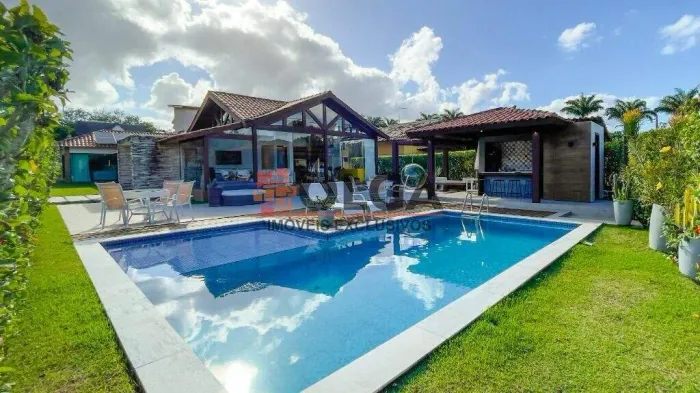 Casa de alto padrão em condomínio com piscina e área gourmet em Gravatá á venda!