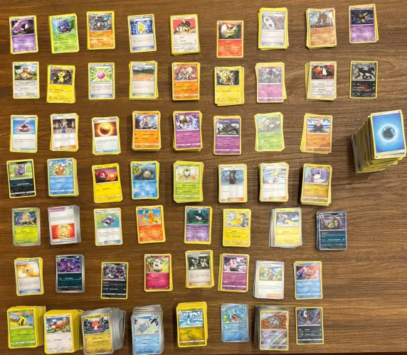 Lote com 2.496 Cartas Pokémon Originais + Holos e Reverse Holos+cartas destaques