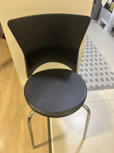 Conjunto de 3 cadeiras de metal e plástico