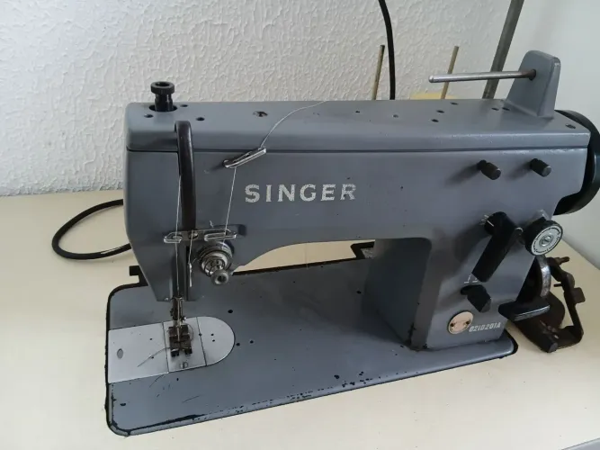 Máquina de costura reta e zig zagueiro singer