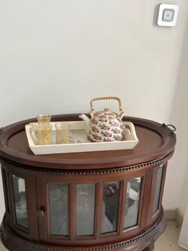 Mesa Vitrine ovalada +, Sierra Móveis. Apresenta tampo liso com borda alta e bandeja remov