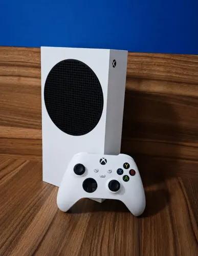 Xbox Series S 512GB + Kit 4 pilhas Duracell recarregáveis.