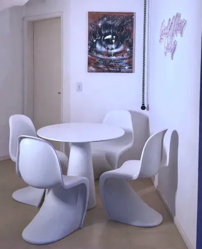 Mesa Redonda Branca Etna + 4 cadeiras Panton Brancas ( NOVAS )