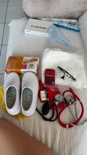 Estetoscópio e utensílios para enfermagem
