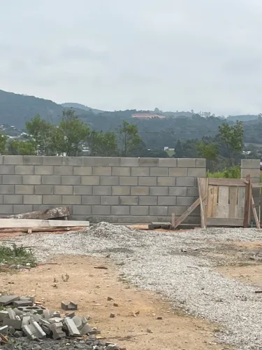 Precisa-se de ajudante de obra