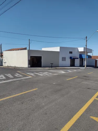 Vende-se direto com proprietário - Terreno de esquina com 2 salões e 2 casas