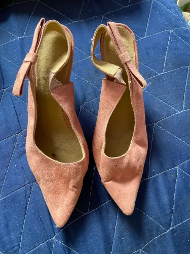 Sapato bico fino e salto fino 