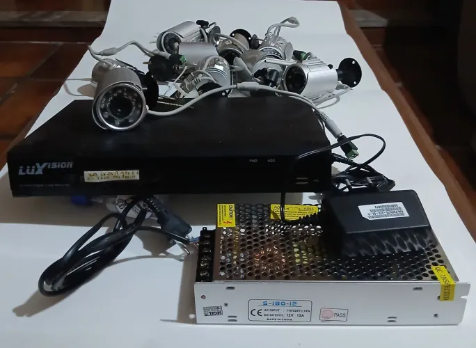Vendo DVR 9808A com um canal com defeito, fonte de alimentação S-180-12 e 9 câmeras 600VTL