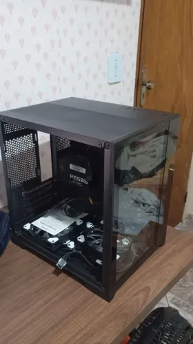 Gabinete mancer cv100, acompanhado com 6 fans e fonte da gigabyte 550 watts