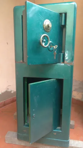 Cofre maciço concretado. Usado.