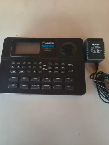 BATERIA eletrônica ALESIS SR 16 (Ótima para ensaiar e tocar ao vivo)