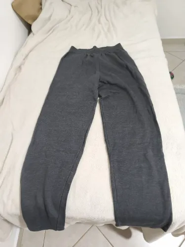 Calça cinza de moletom com bolso atrás 