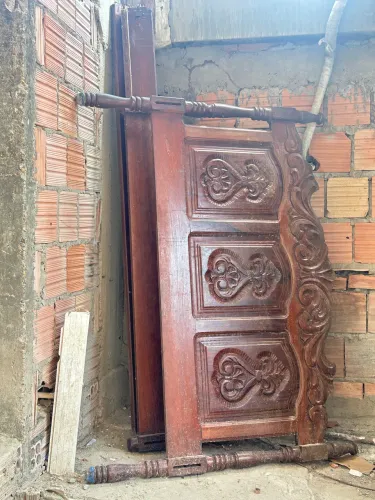 Vende se uma grade de cama de madeira completa