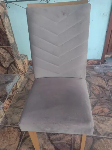 Cadeira com forro cinza.