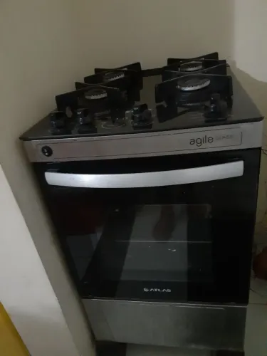 Vendo fogão Atlas, tampo de vidro, quatro bocas.