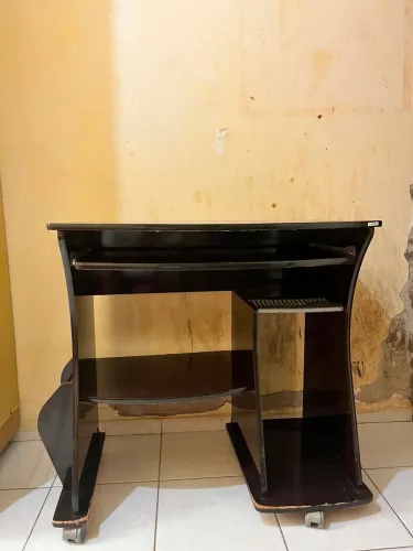 Vendo essa mesa de madeira cor preta para notebook ou escritório