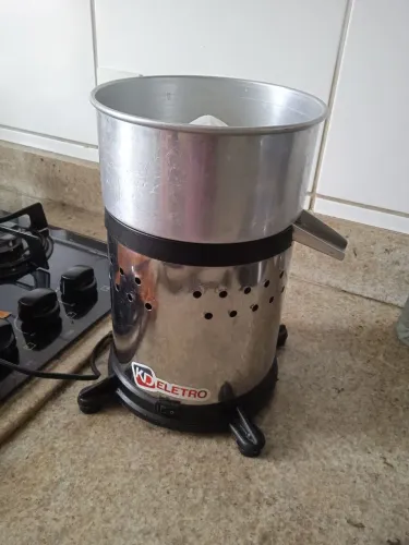 Espremedor de laranja e limão industrial.