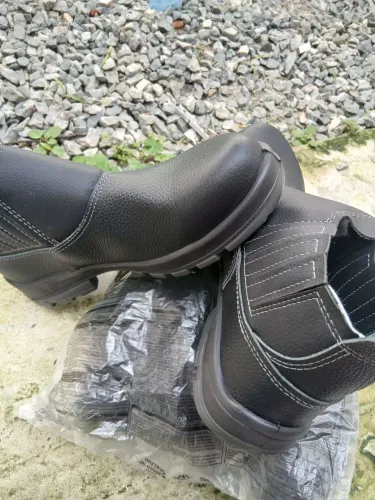 Vendo 2 par de bota bico de ferro no precicinho