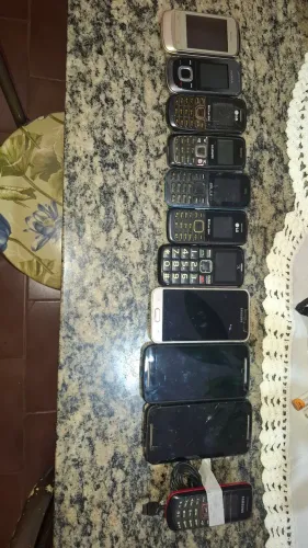 Vendo lote de 11 celulares antigos e alguns ainda funcionam normalmente