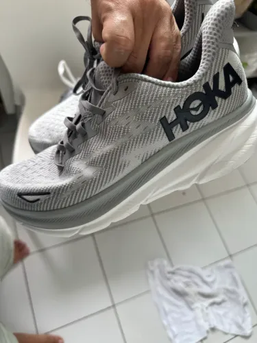 Tênis Hoka Clifton 9 tamanho 42