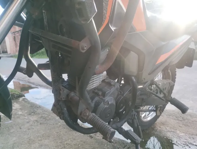 Vende-se uma moto , faço troca em casa carro do meu agrado
