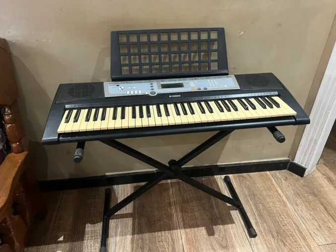 Teclado Yamaha PSR-E 203 completo
