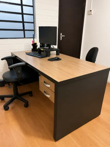 Mesa de Escritório 1,75m Madeira Preta e Marrom | 2 Gavetas com Chave