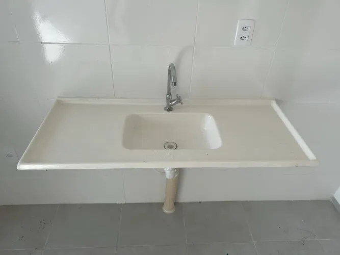 Pia de cozinha branca com bancada e torneira, nova