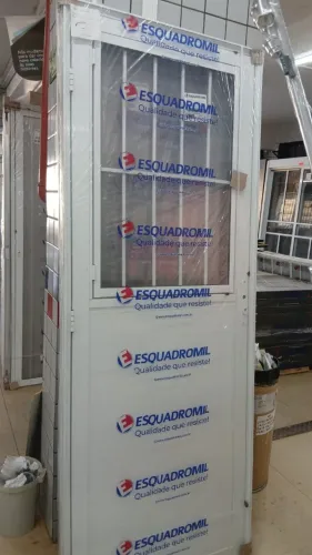 Porta aluminio lambril com grade e vidro e grade branca ou preta promoção a vista R$899,90