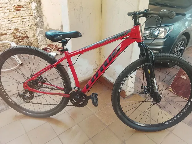 Bicicleta Vermelha Lotus 2025