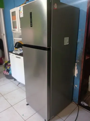 Vendo geladeira Midea 347 Litros, gelo seco, em perfeitas condições. Única dona